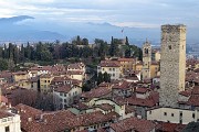 79 Vista verso la Torre del Gombito e la Rocca 